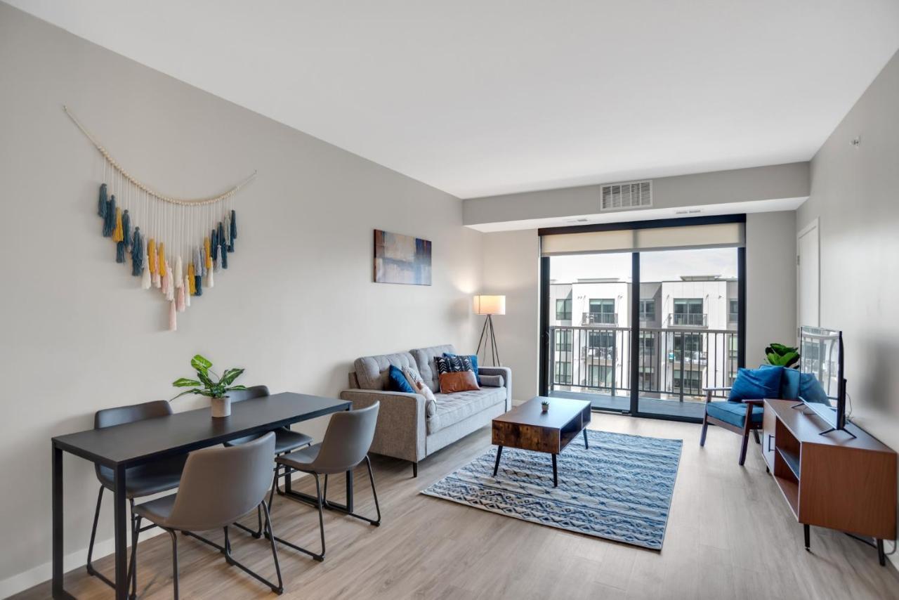 Frontdesk Confluence On 3Rd Apt Downtown Riverwalk Trails Des Moines Room photo